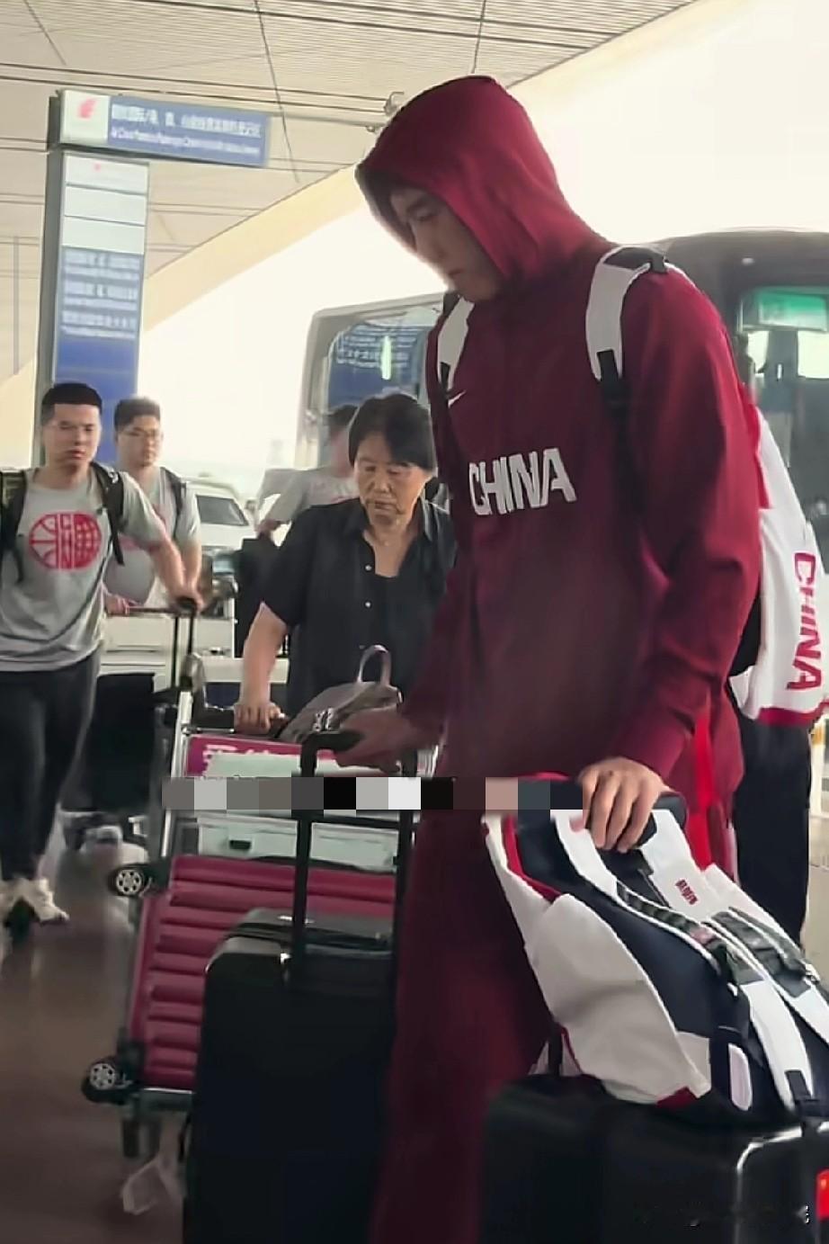 中国男篮启程前往杭州备战与澳大利亚的热身赛！

这次热身赛第一个对手机澳大利亚，