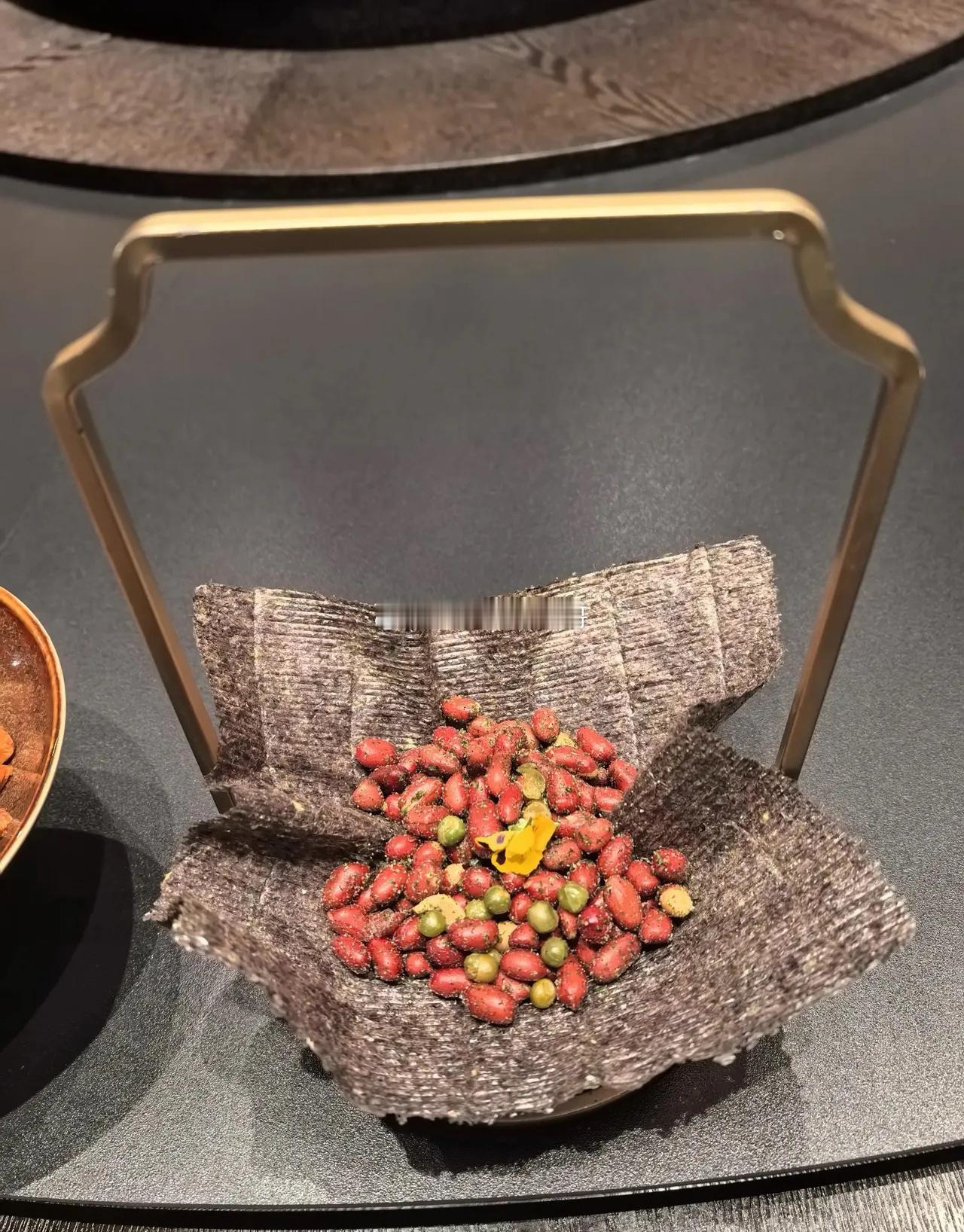 亏麻了！终于收盘了，股市传来三大信号，不出意外的话，明天将调整结束！1、英伟达芯