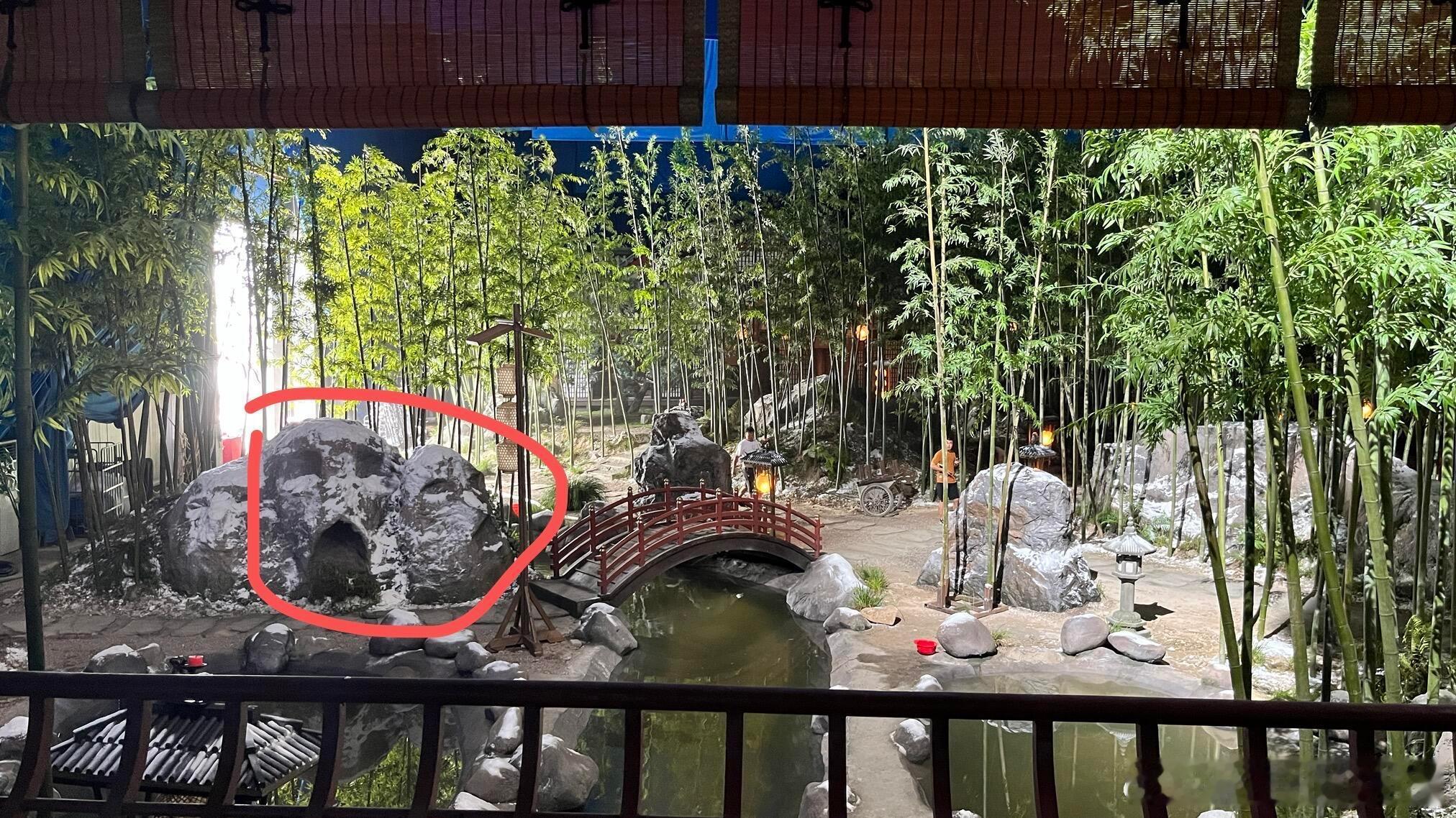 团圆客栈有骷髅石头诶！好细节这个弹幕当时就很多人说，现实里真要有这么个温泉度假酒