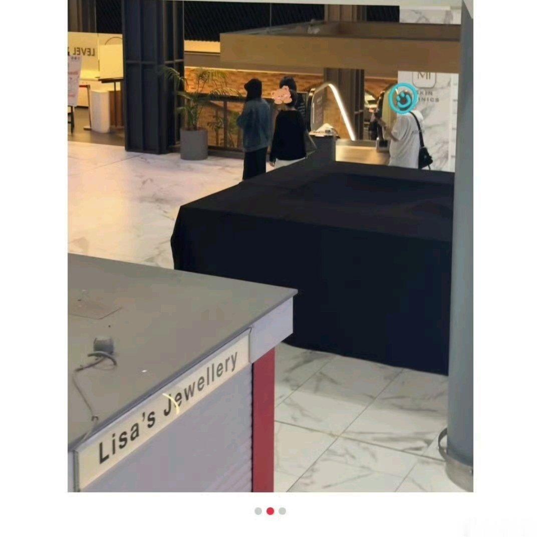 悉尼偶遇左奇函路人悉尼偶遇左奇函谁在悉尼商场偶遇左奇函一家！雨天扶梯的惊鸿一瞥，
