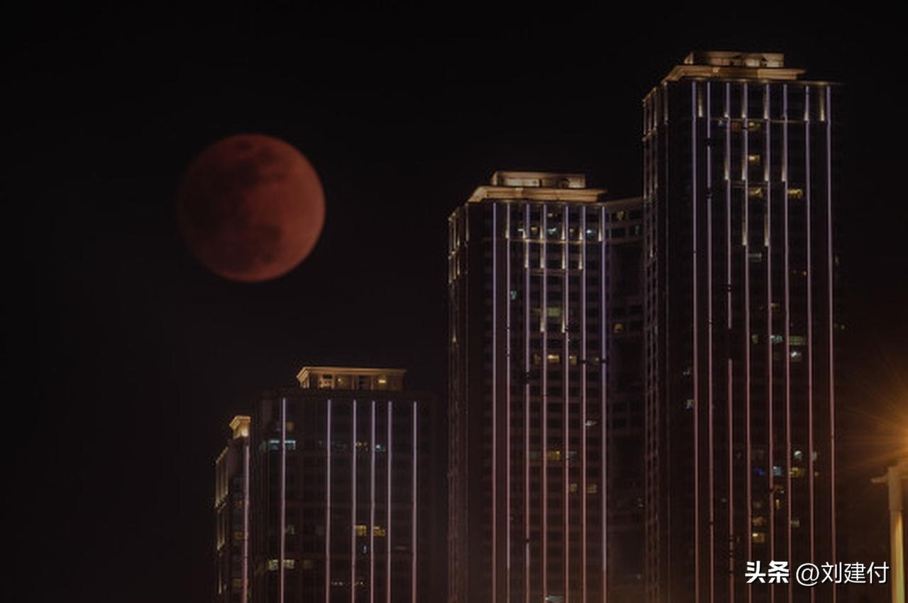 元宵节“血月”究竟是怎么回事 元宵节“血月”究竟是怎么回事
元宵节当晚出现的“血