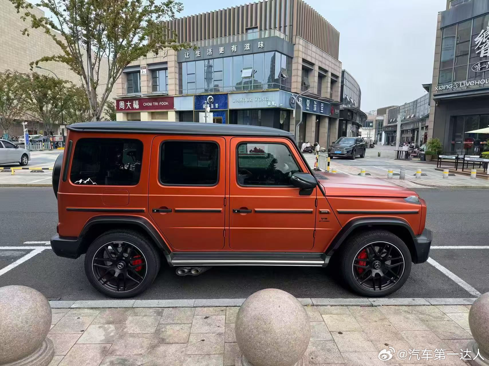 生活不必妥协，喜欢就该拥有。23年奔驰G63，磨砂黑外观，暗夜大满配，7448公