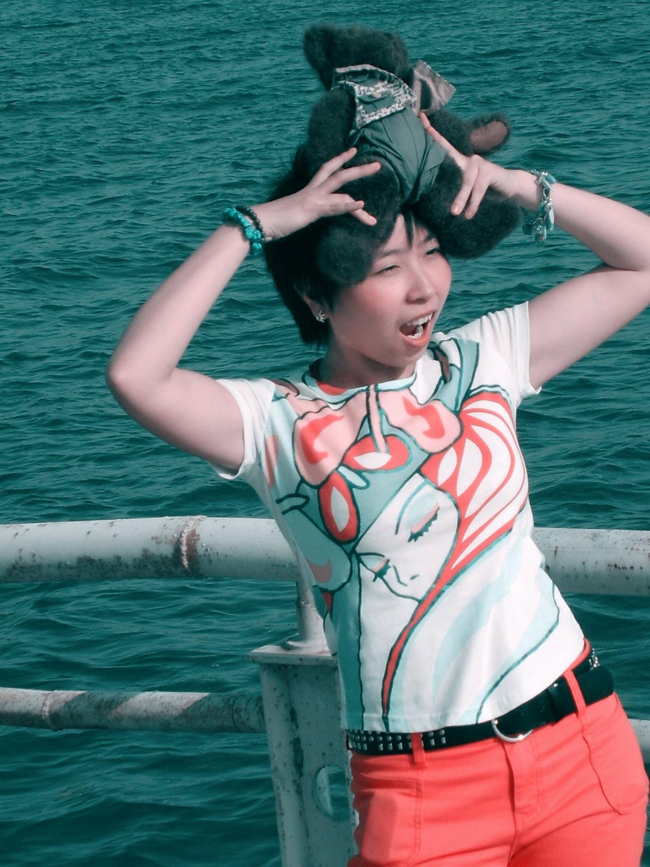 🌊浪花偷吻脚踝时，小熊在发间开派对～海风是最好的打光师，快乐不需要剧本✨