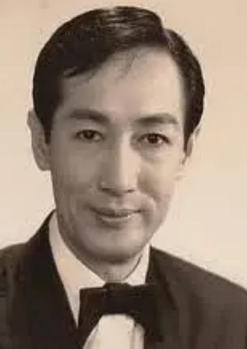 郑君绵（1917‑1995），广东宝安人，香港老牌艺人，绰号“东方猫王”，集话剧