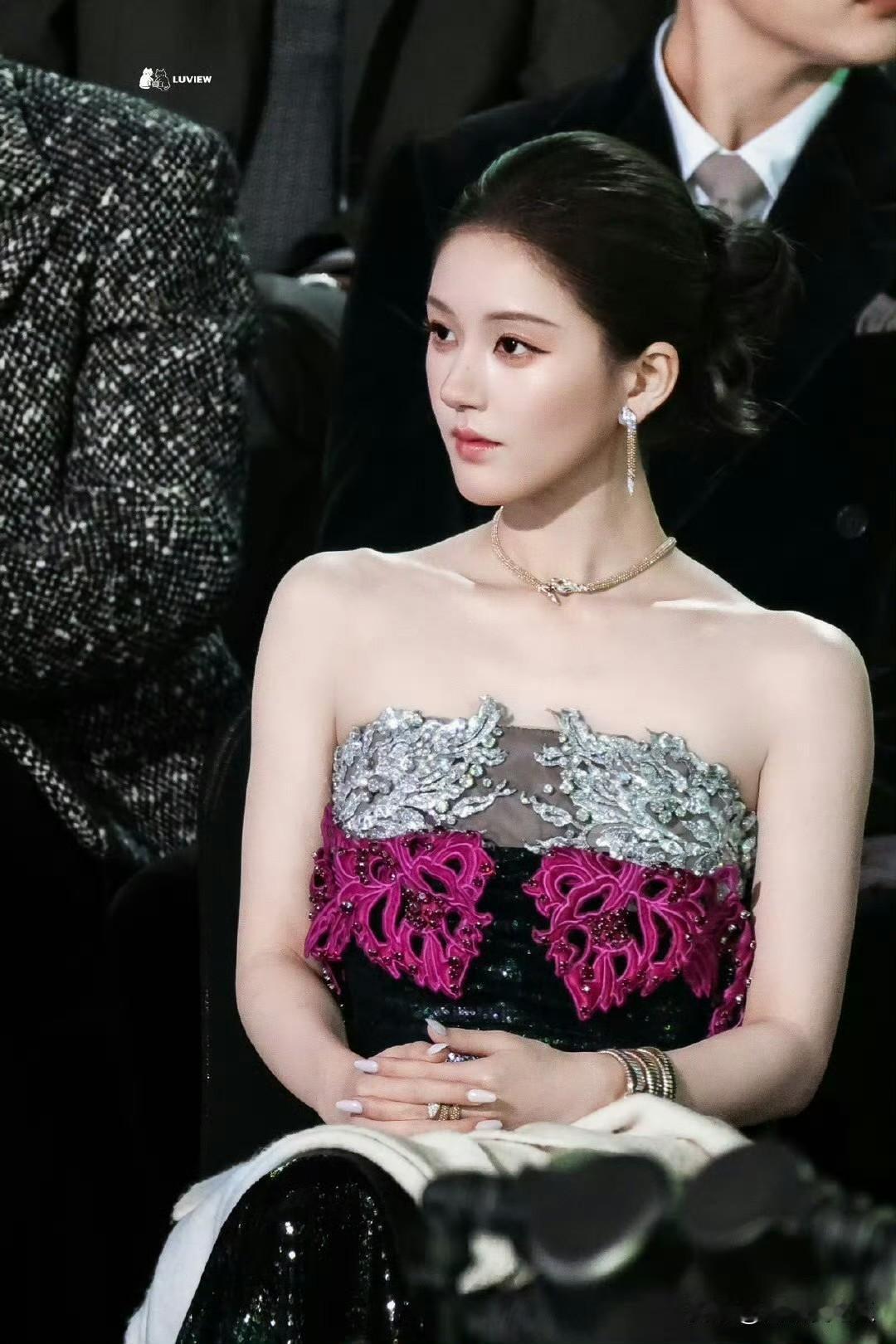 昨晚白鹿的待遇三部剧真的是白播了
因为赵露思稳稳的坐在了星光大赏中心位置，压轴也