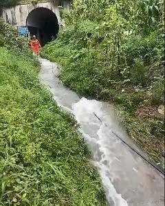 奇迹！这6岁的小女孩意志力太强大了，在水流湍急的下水道足足被困了7个小时，最终成