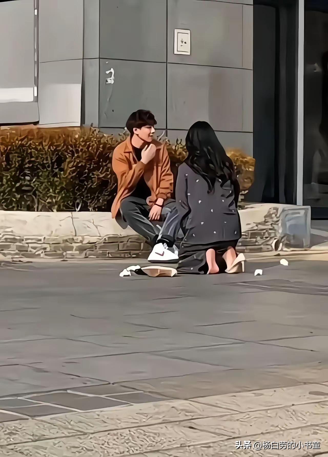 路见不平一声吼呀
我这个时候要不要过去
帮帮这个美女呀
真想过去一巴掌给这个男的