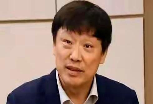 一部原本无人问津的电影，突然被全网捧上神坛，连千万粉大V都深夜连发三条动态开骂。