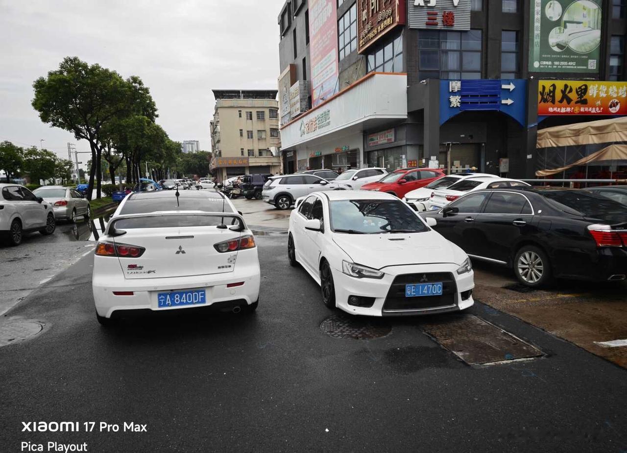 开上烂仔🚗发现广东车友还挺多的😆
到佛山出差停车买菜
有车友停旁边了，太巧了