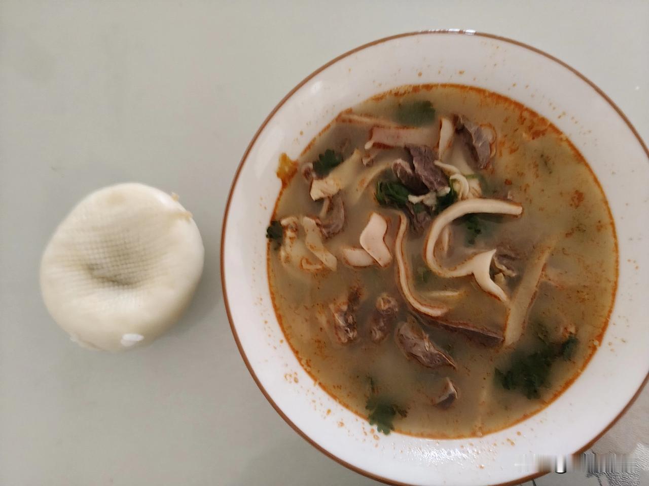 11点22分，随着一个柑橘入肚，一碗羊杂水下肚，今天的进餐结束，过午不食开启——