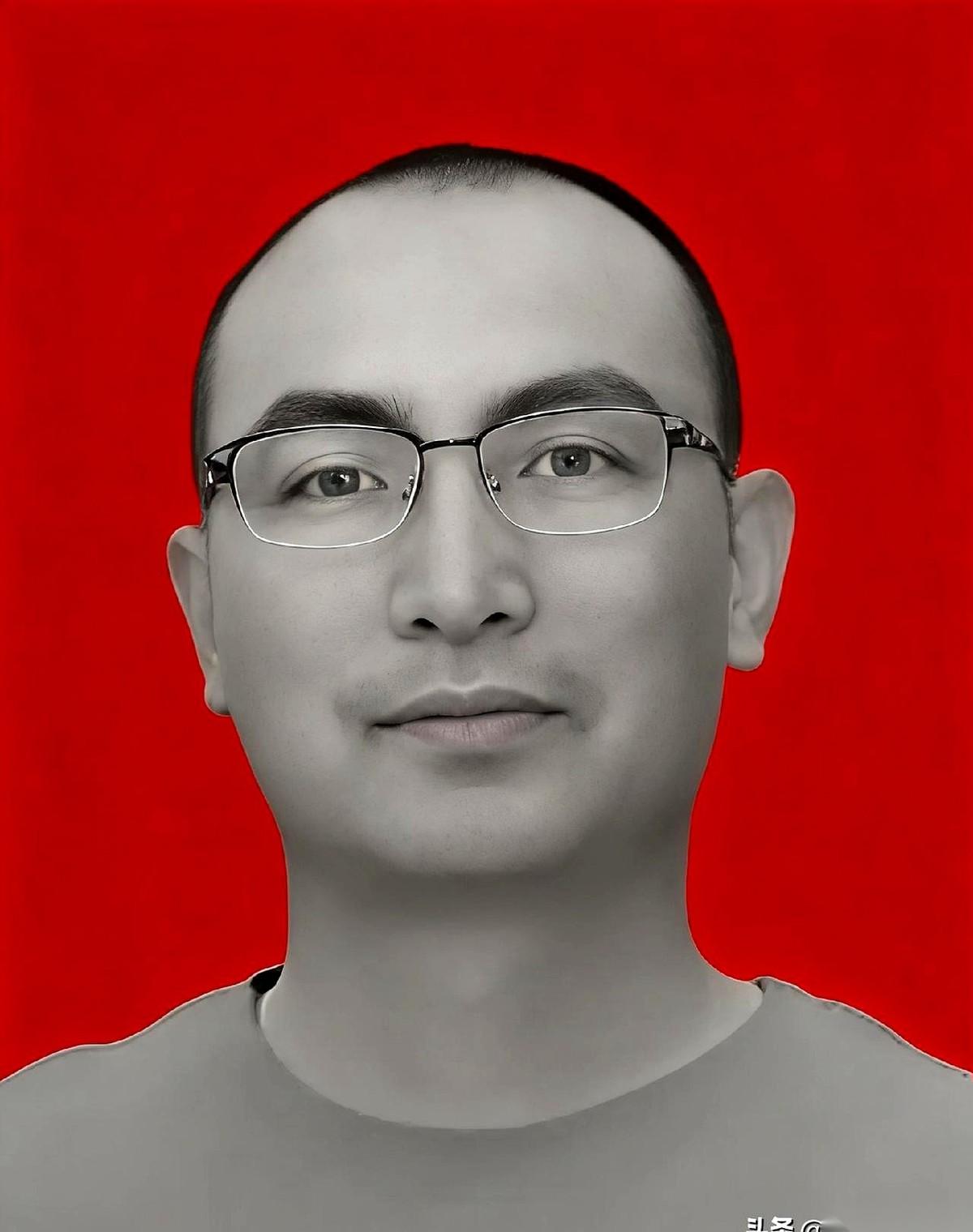 他让他4岁的儿子“站着别动”，然后自己跳下去，再也没上来。
一个35岁的男人，两