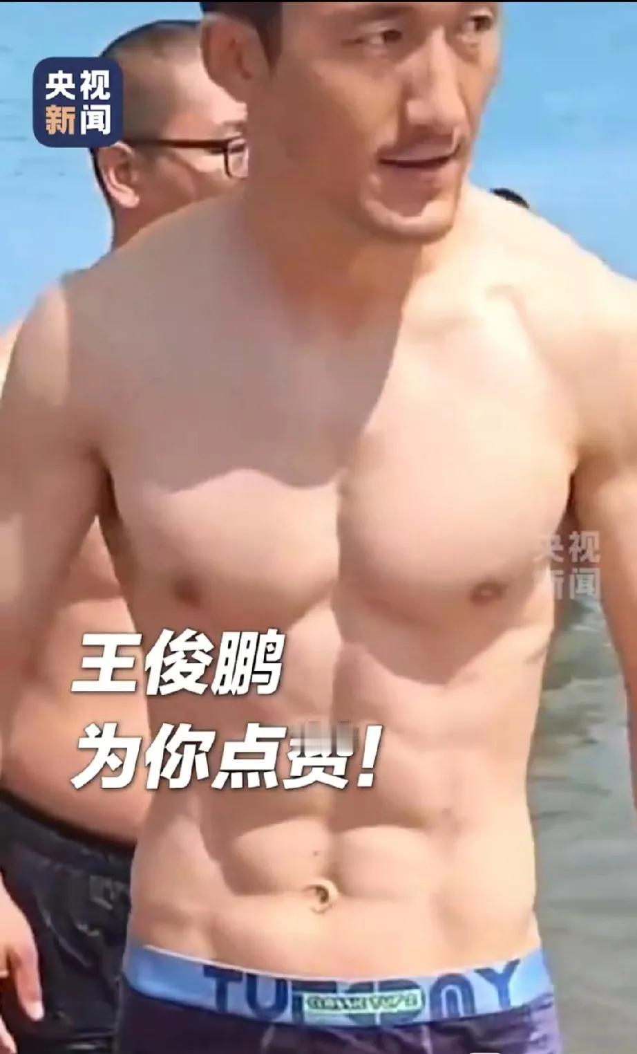 近日，在大连大黑石海滨浴场，一名4岁男孩坐着“充气小黄鸭”翻进海里被救，这事儿最