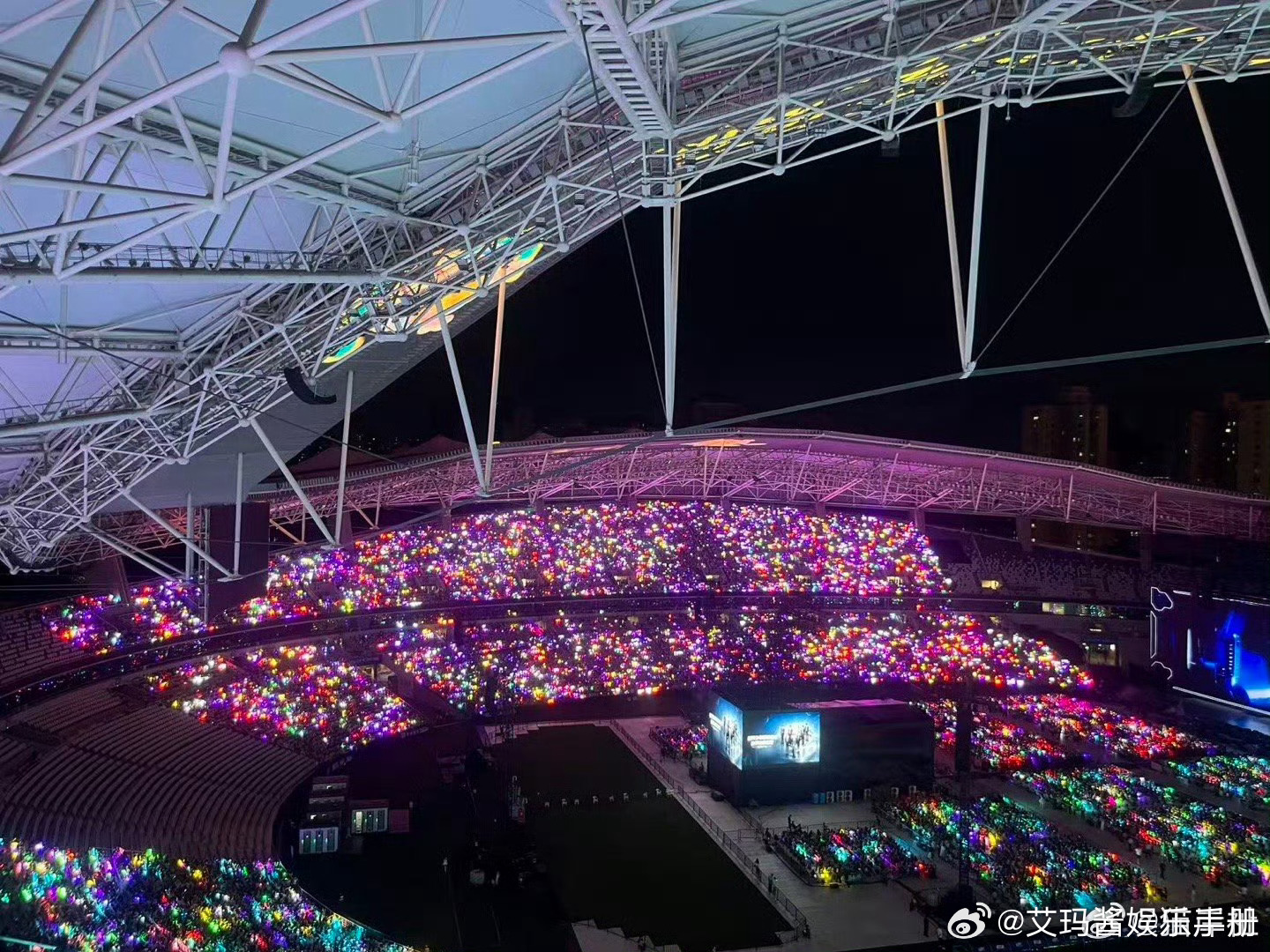 时代少年团今日演唱会灯牌马嘉祺紫海vs宋亚轩青海vs严浩翔红海，你觉得哪家更亮眼