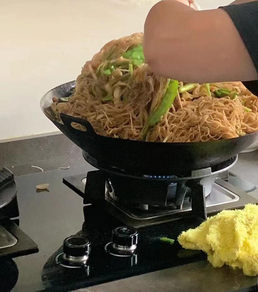 真的佩服我妈
能炒这么一大锅面
家常炒面