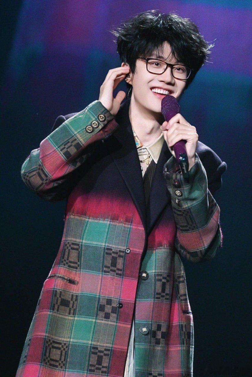 许嵩 唱完你的唱你的还得是许嵩的现场，改几个词递个麦，氛围感瞬间拉满，隔着屏幕都