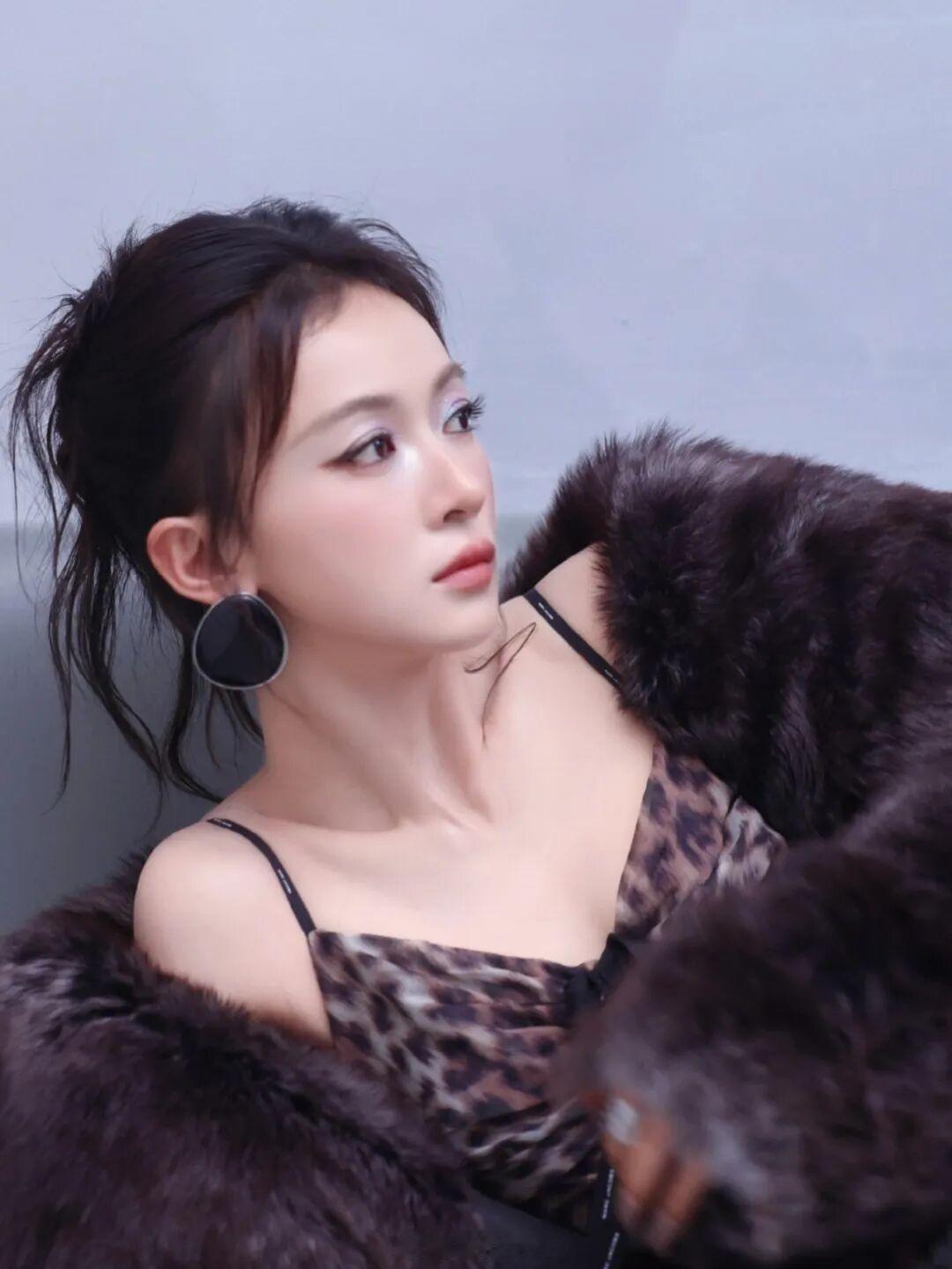 豹纹吊带与黑丝长腿——吴谨言 女明星造型 ​​​
