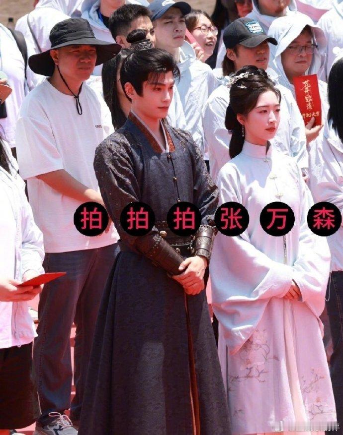 丁禹兮邓恩熙花开锦绣开机照丁禹兮和邓恩熙《长乐曲》的默契还历历在目，这次《花开锦