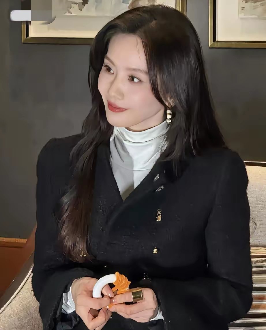 娱乐圈里有个怪现象，就是刘诗诗你看她，生完娃后就半隐退状态，综艺不沾热搜很少，换