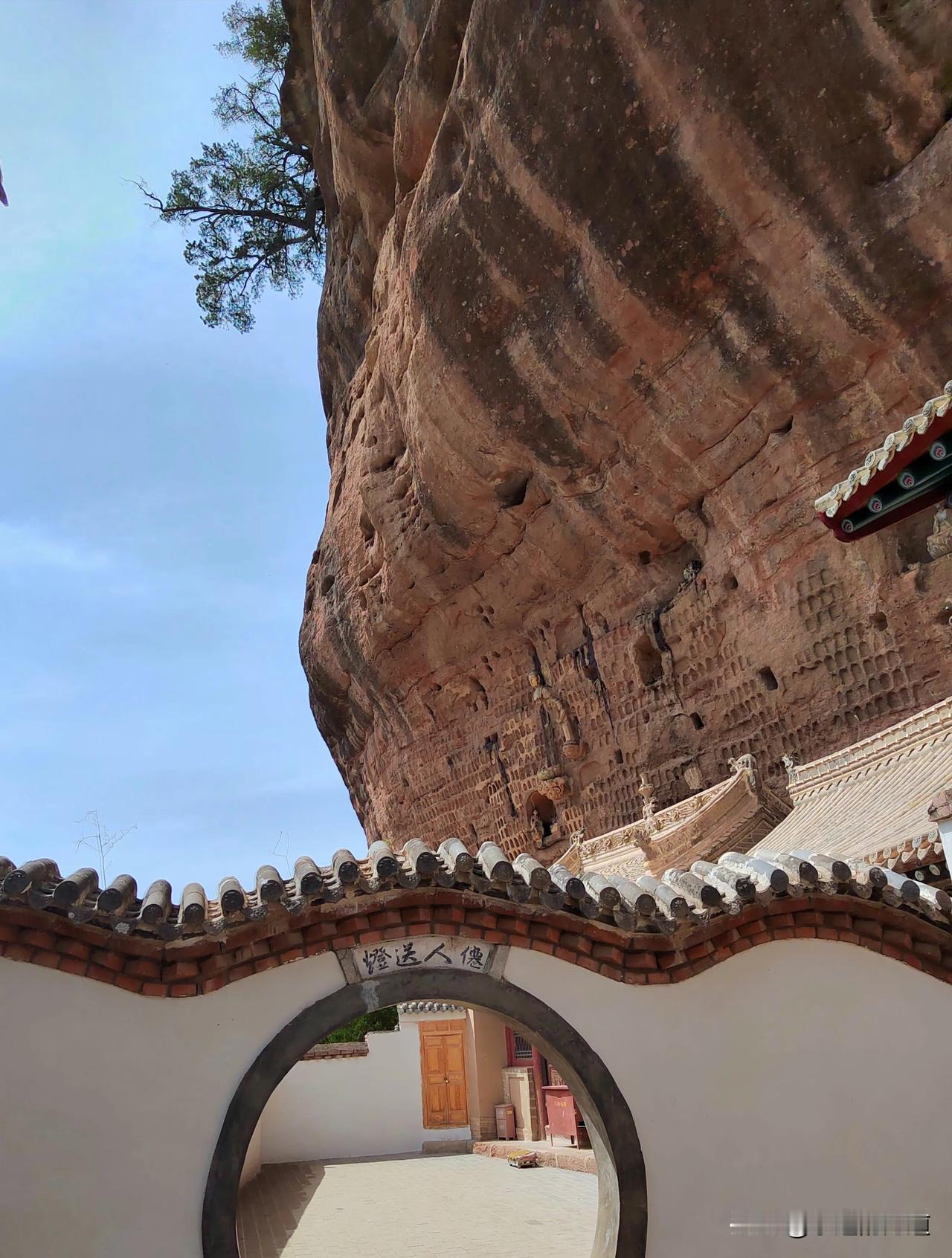 
时代：北魏(重建于宋、元、明) 
千佛崖是在高约8米、宽约23米的天然崖面上雕
