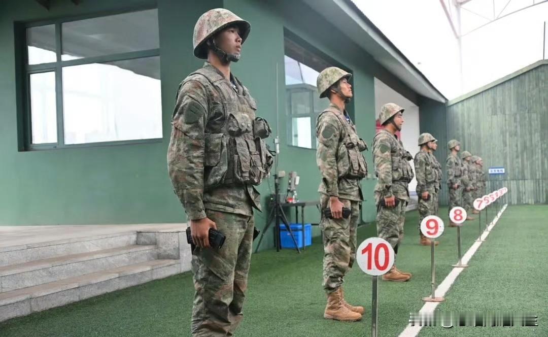 好家伙，没想到这都26年了，咱们海航大新兵首次实弹射击，这头上戴的居然还是80盔