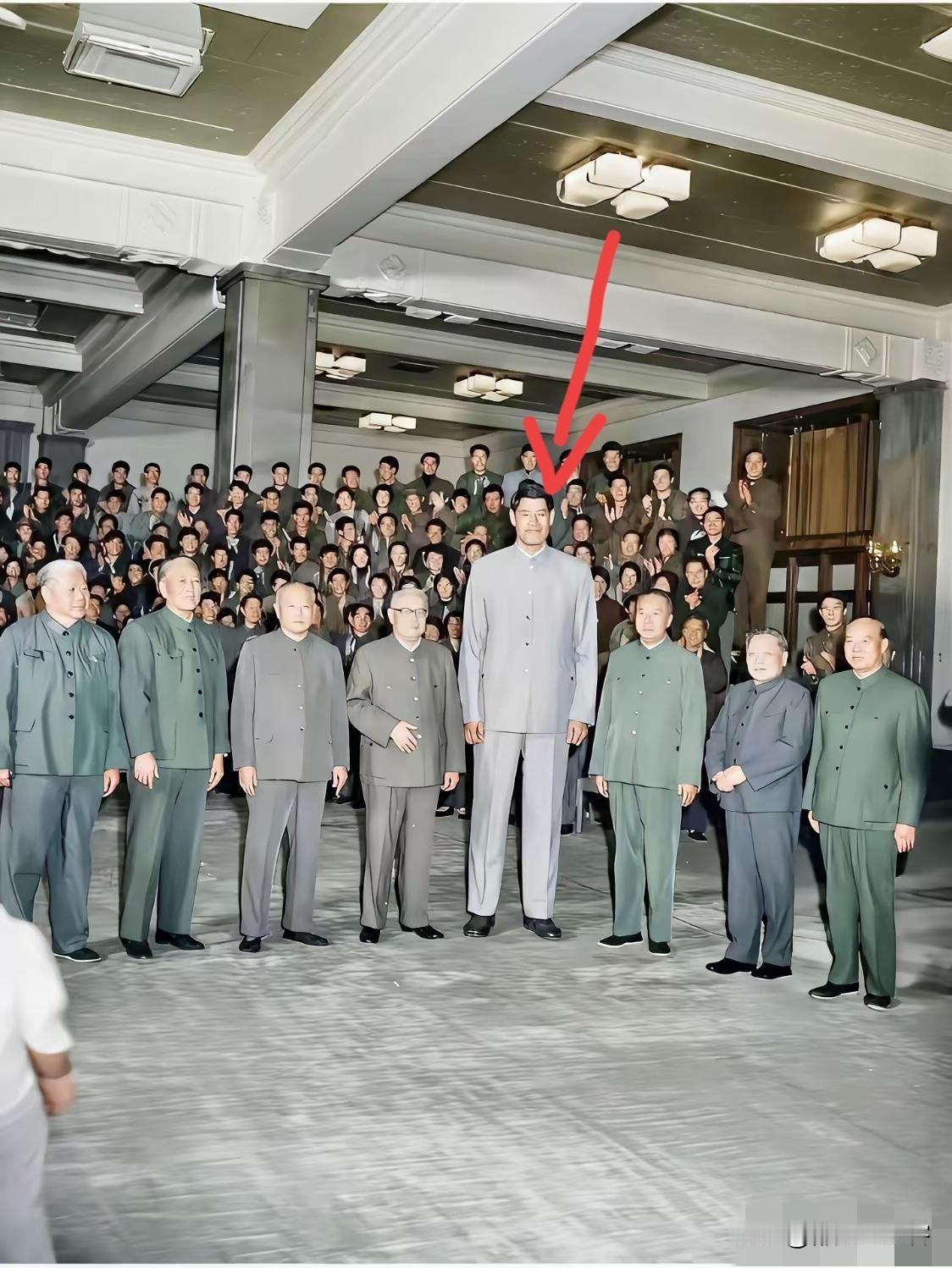 网上发现这张老照片，这位身材出奇高大的是谁？两旁站着是我国的领导人，你知道是谁吗