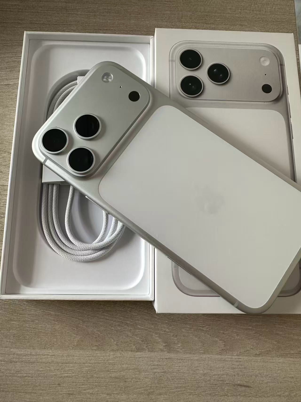 幸福有很多种男朋友送的 iPhone 17promax 是一种. 
