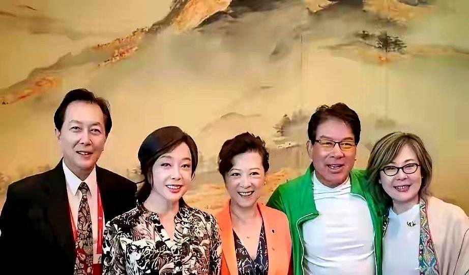 当年胶片紧张到不舍得拍花絮。
但谢晋导演在招待所走廊用钢笔手绘分镜稿时，丛珊正裹