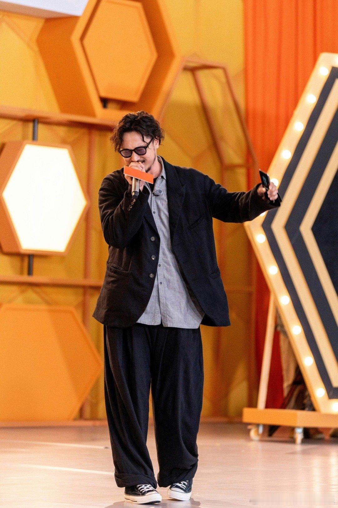 王传君是六边形战士来的周五晚高疯 被王传君rap舞台炸到！腔调到位、pose经典