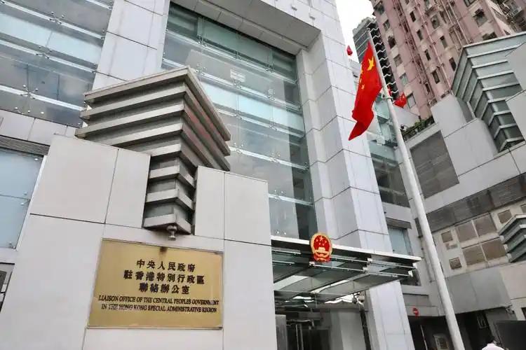 好多人都纳闷：香港既不用给中央交税，也没中央拨款，连地方债都不发，钱到底从哪来？