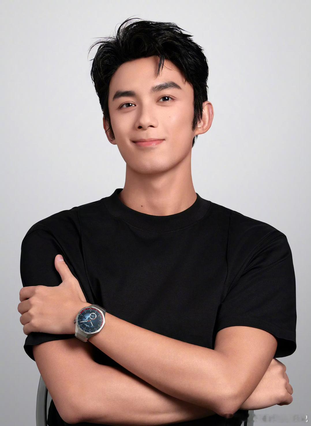 #吴磊证件照模版##吴磊少年霸总既视感#证件照才是检验帅气最直接的标准吧[哇]，