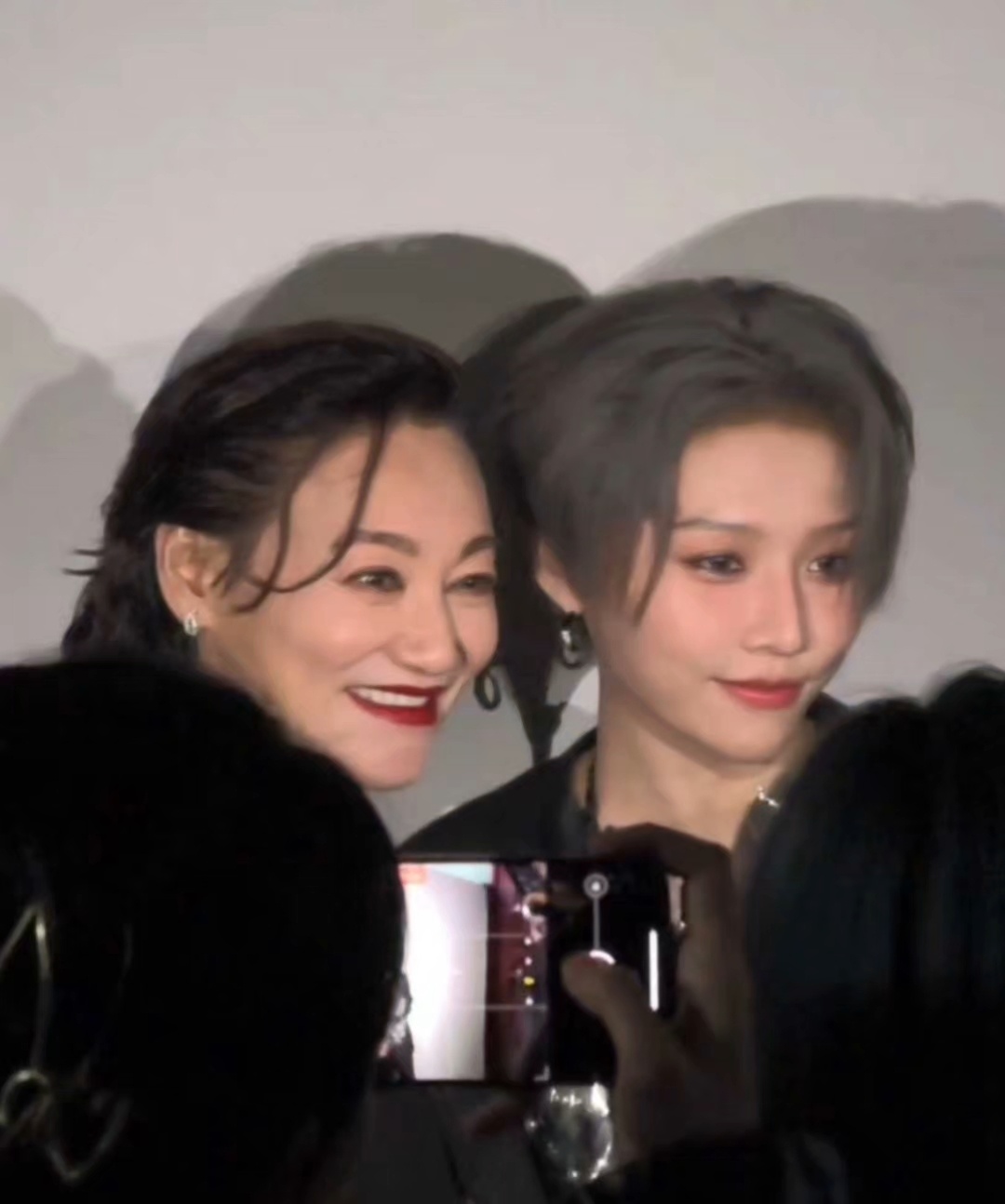 刘雨昕和惠英红老师这张live图好绝两位都在各自领域闪闪发光