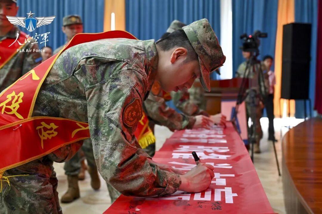 【预备役人员证正式启用】近日，民航中南空管局广州管制中心的航空管制员们收到了南部
