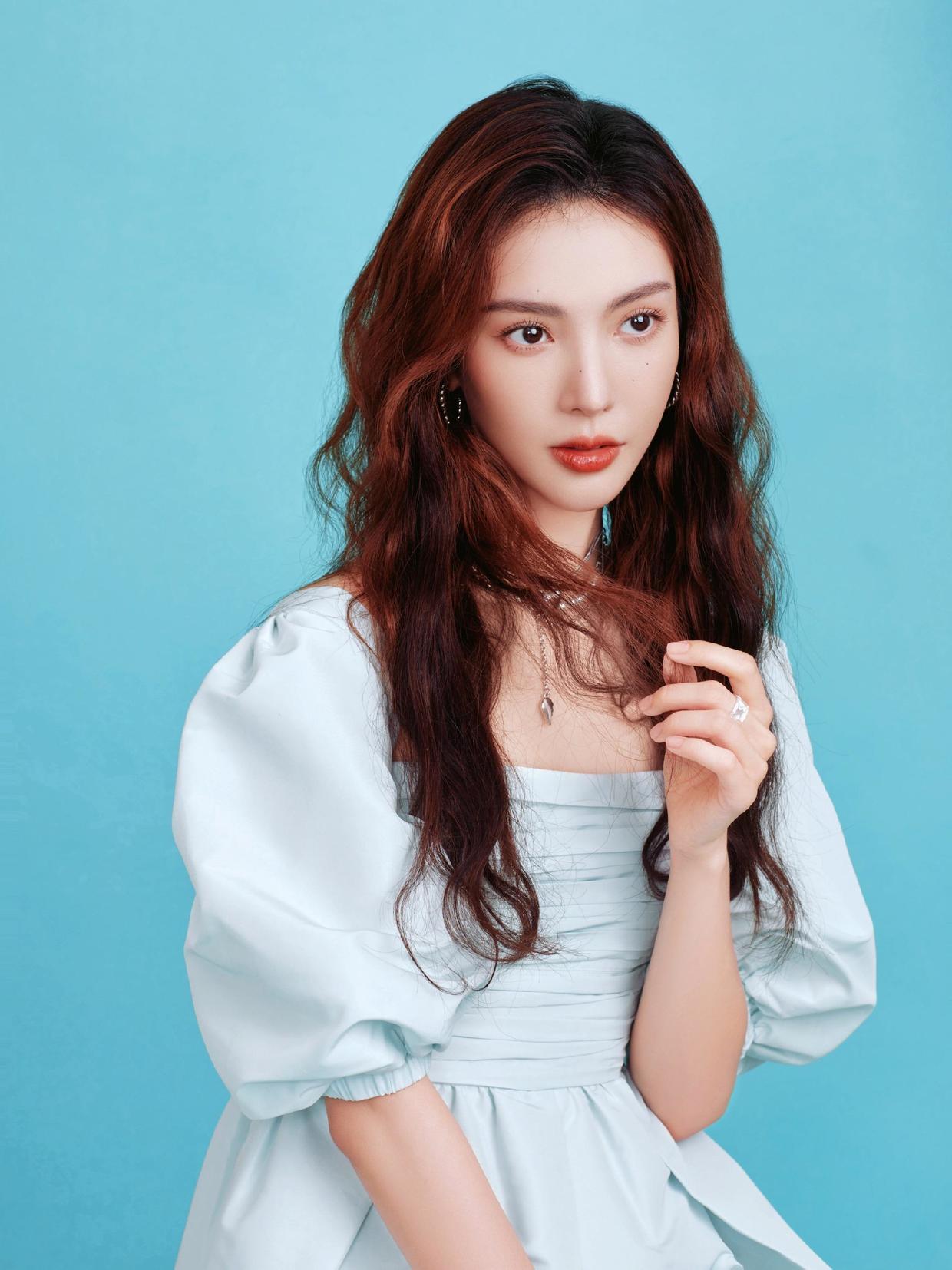 谁能想到光鲜亮丽的女明星，居然在东北澡堂经历了大型社死现场。
 
金晨在直播里聊