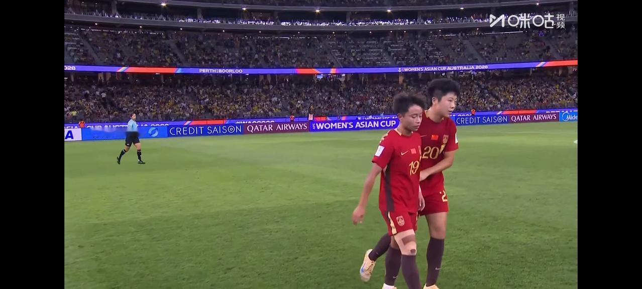 面对人高马大的东道主澳大利亚女足，中国女足上半场丝毫不落下风，上半场虽然率先丢球