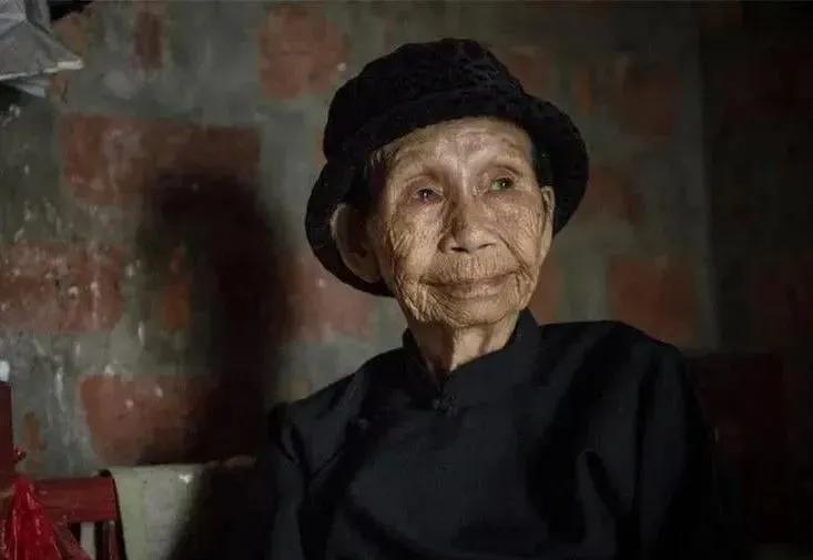 1940年，18岁的袁竹林被日军侵犯后怀孕了。那天，日军扒掉她的衣服，将她捆绑在