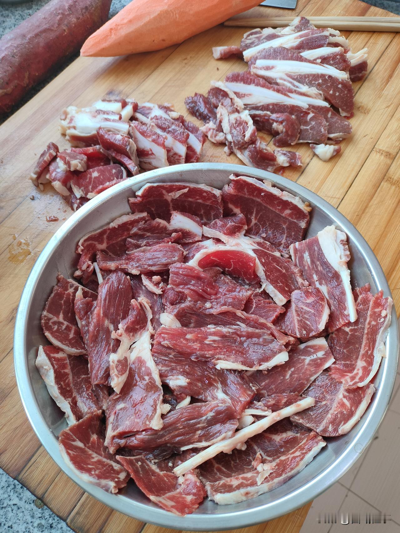 今儿个涮点儿牛肉吃吧，正宗的走地土牛，天天山上跑着吃草的牛娃子，放养的牛，区别于