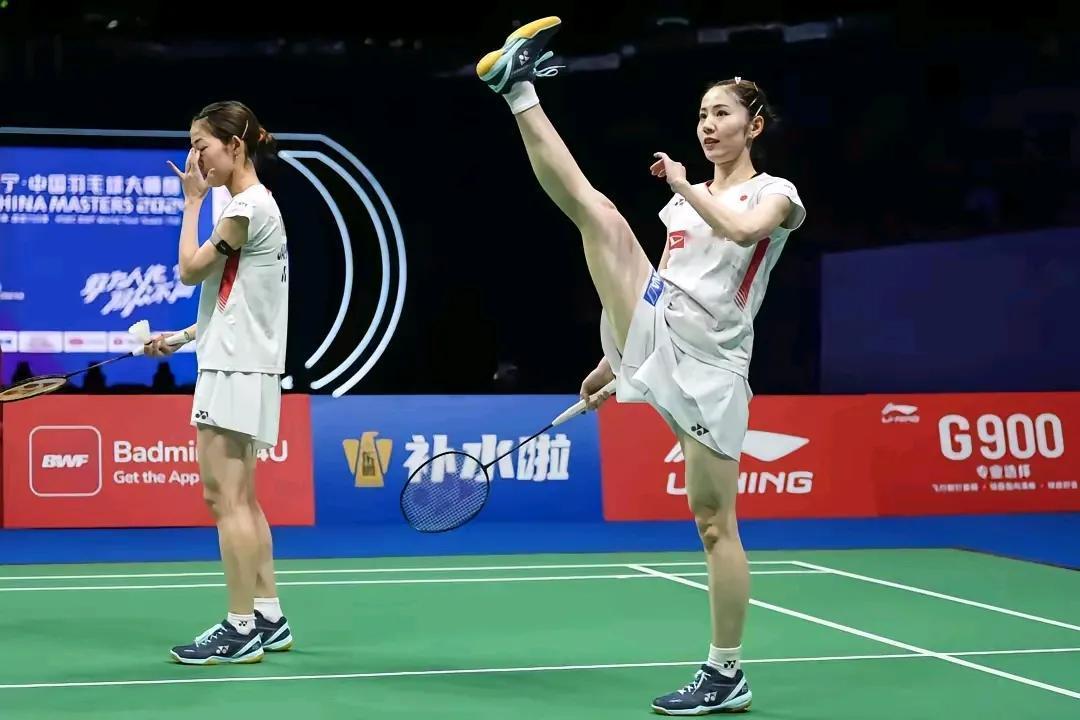 志田千阳，日本羽毛女双。“秋田美人”在赛场上竟练起来腿功，难道不怕走风？！