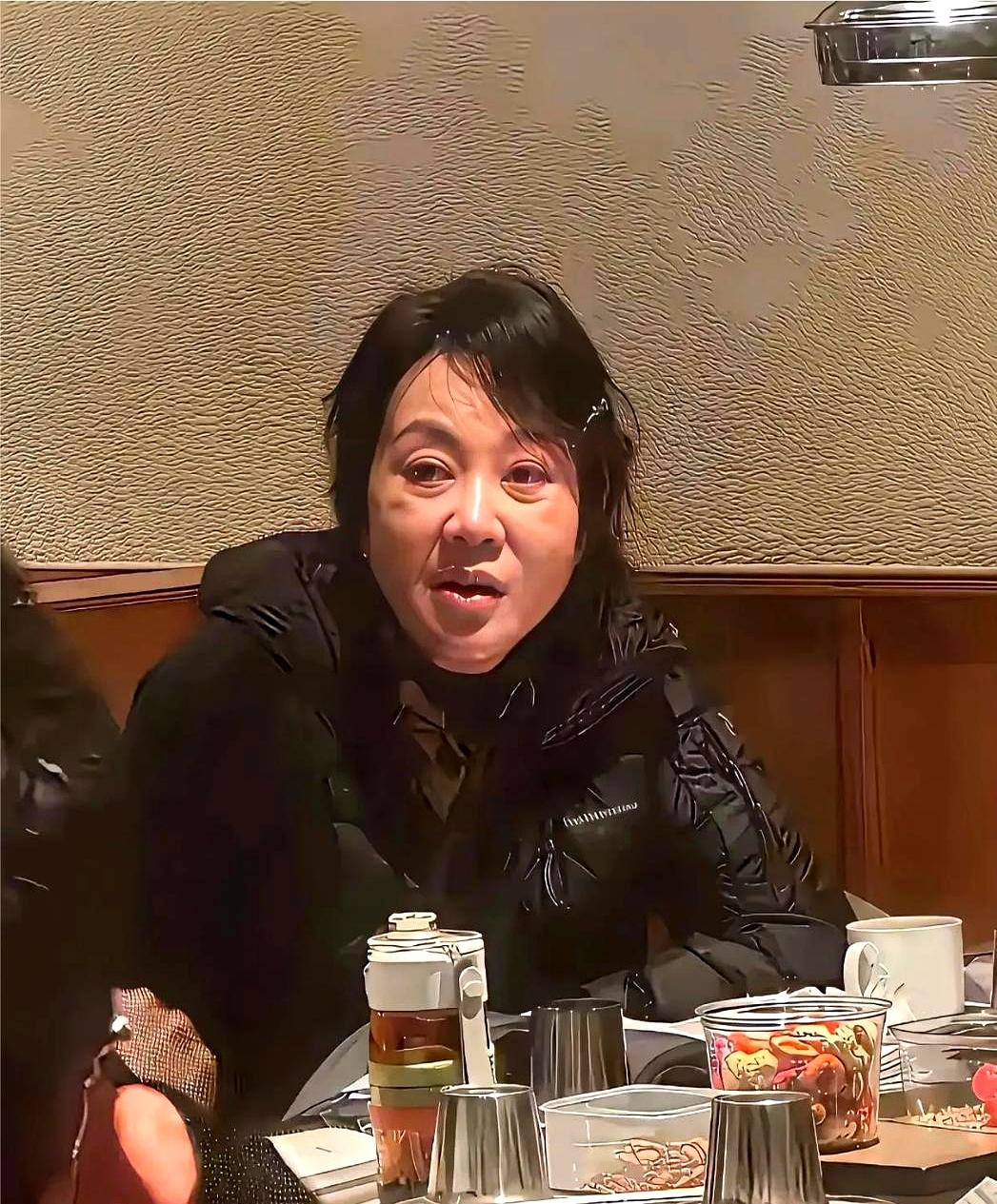 你敢信这是闫妮？
 

她卸下了明星的光环，褪去了精致的妆容，就这么素面朝天地出