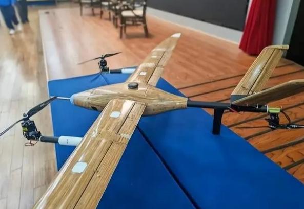 美国正在全球东凑西拼调弹药，中国这边用一根竹子造出了无人机，重量压到碳纤维的五分