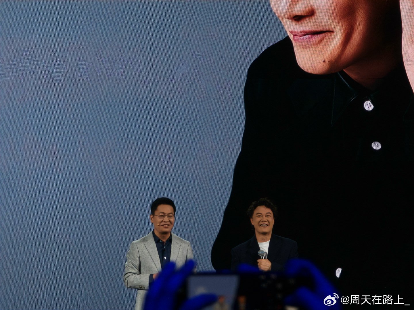 陈奕迅空降红米K90发布会一曲K歌之王重制版Air后，陈奕迅闪亮登场，我们所有人