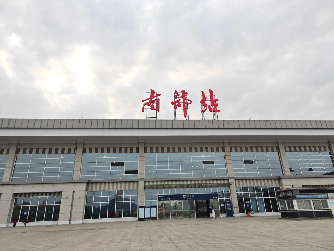 城市发展看似在拼产业，但最核心的要素还是拼地理位置以及自然资源