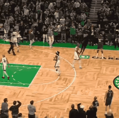加油，马指导，你差点就盖到我了！
NBA今日名场面:奥尼尔暂停后想尝试一下超远三
