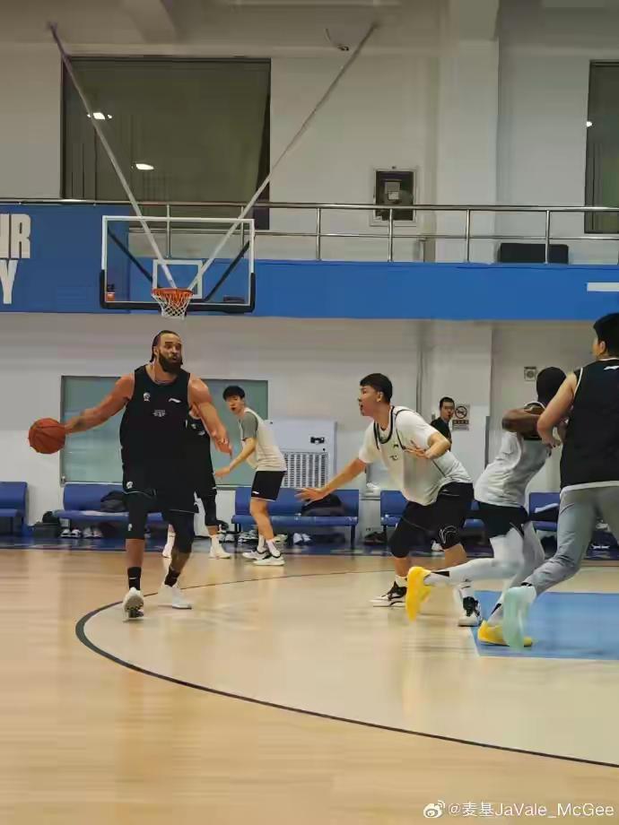 三届NBA总冠军得主，悍将麦基今晚是否迎来了中国CBA的首秀的？这个疑问我想，可