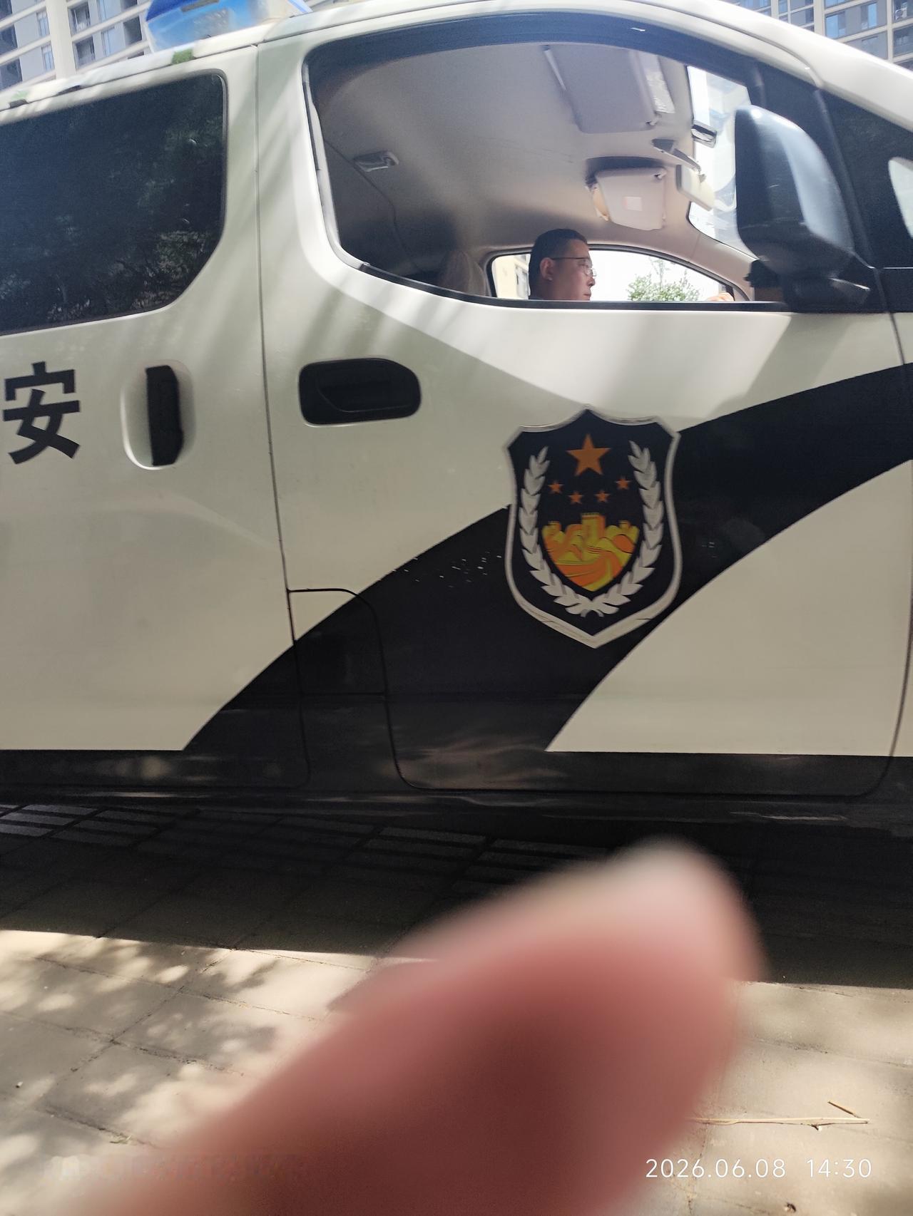 刚刚，我拍到了这辆警车。这是高考期间的“流动保障车”之一，专门用来处理考生忘带证