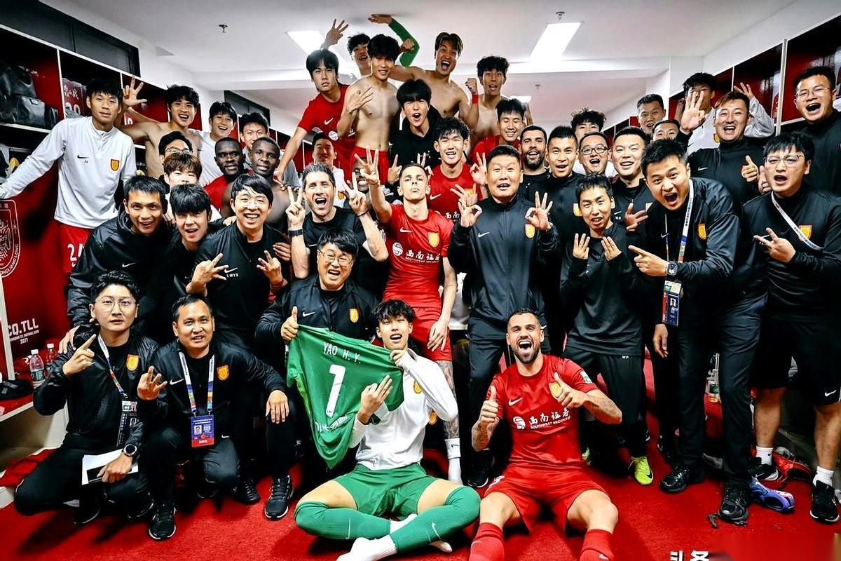 重庆铜梁龙更衣室那张合照，炸了。
刚2比1干掉武汉三镇，3胜2平，暂时冲到榜首。