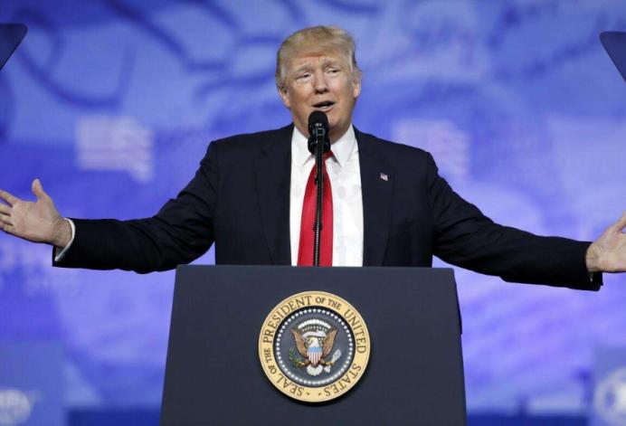 围绕特朗普的争议从未停止，但一个越来越现实的问题正在浮现：
国际社会，真的还有办