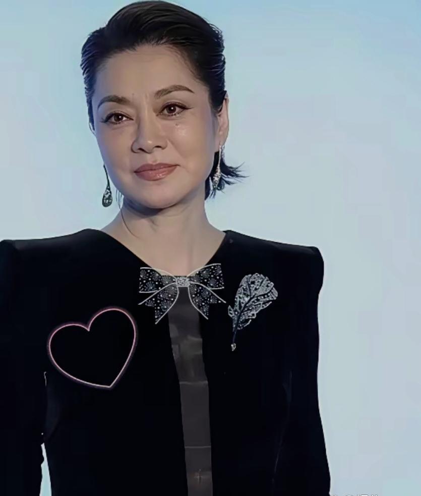 丈夫离世留下260亿遗产，毛阿敏却果断放弃，带儿女远赴美国。别人笑她傻，可后来中