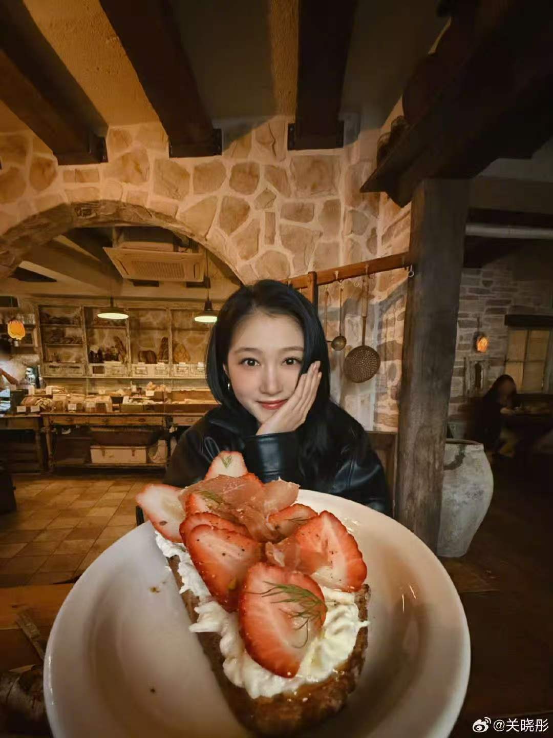 关晓彤第一口甜筒先吃关晓彤库存交换关晓彤库存交换 收到！！！就这么和粉丝聊上了 