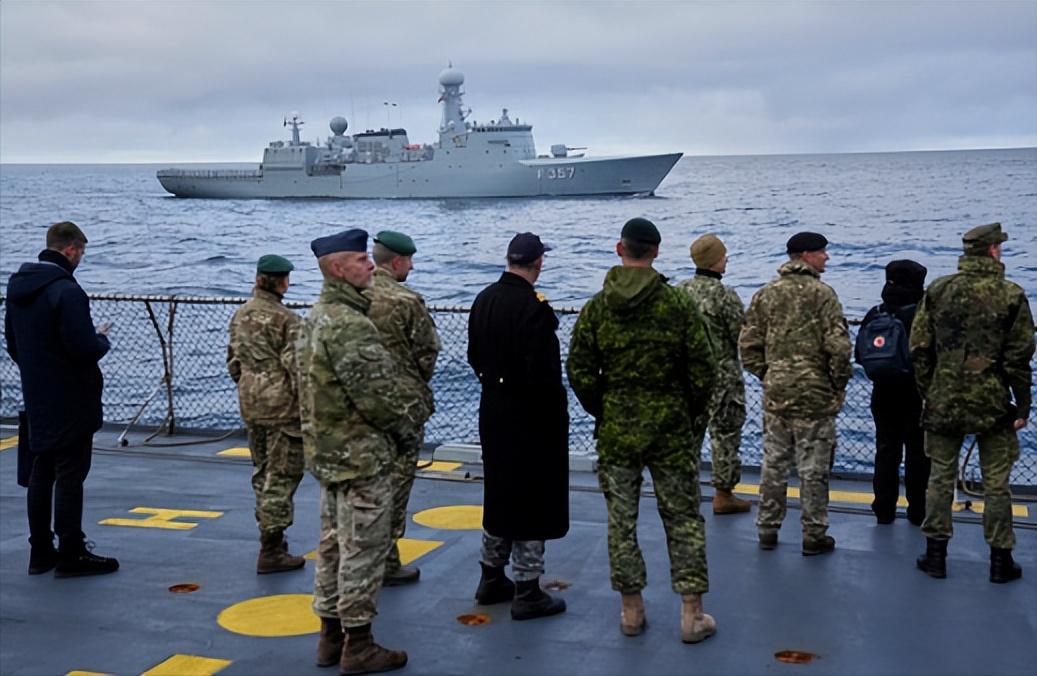 北极圈就因为格陵兰岛要变“战场”了！特朗普一张嘴就说要 “彻底买下”这座岛，急得