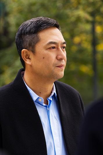 演员，宋佳说，第一次见张嘉译，他夹着一个小包，笔挺的西服，坐沙发上聊天，我就问他